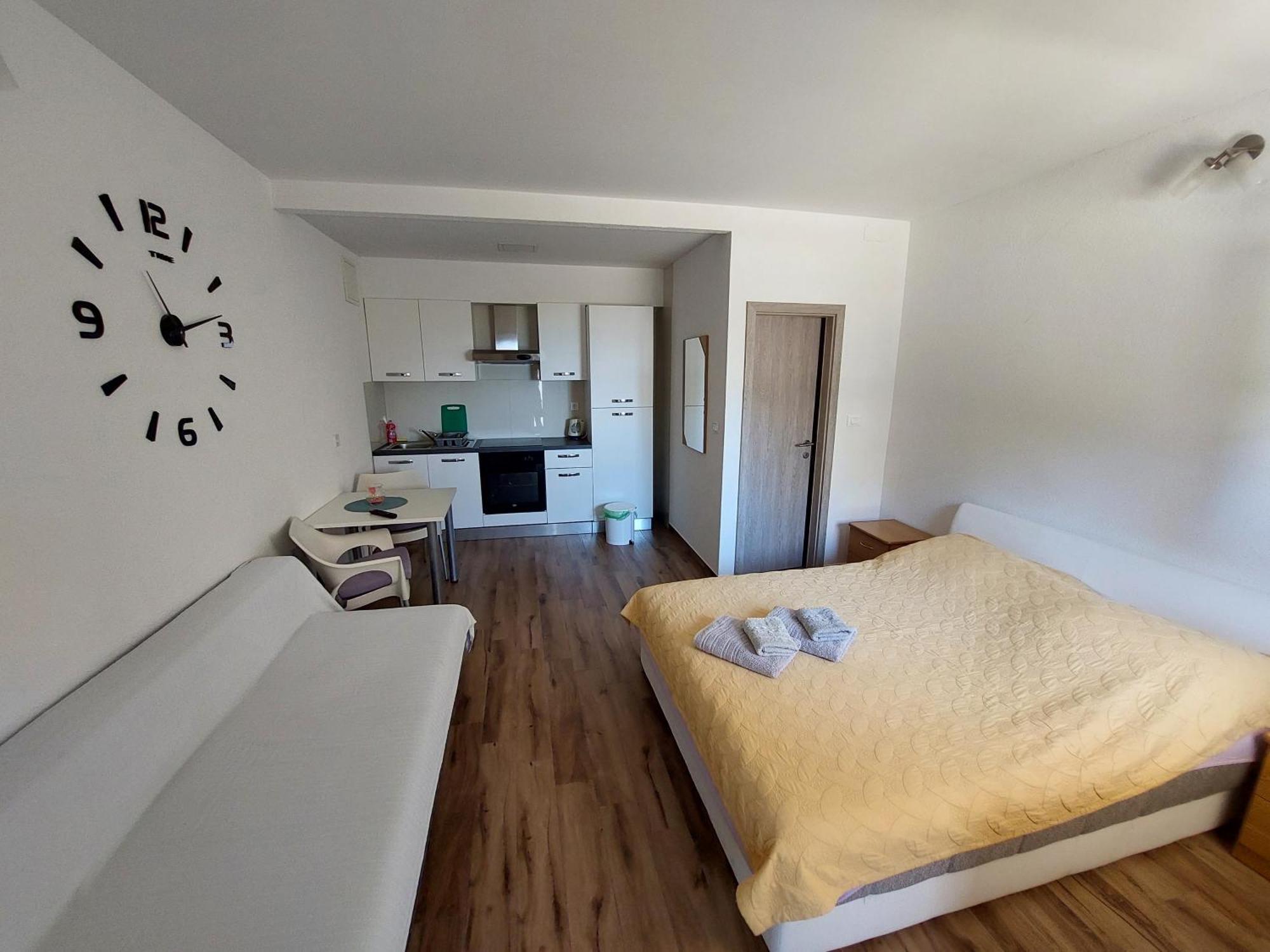 Apartments Matic Baška Voda Стая снимка